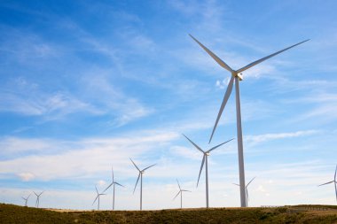 Elektrik üretimi için rüzgar türbinleri, Zaragoza ili, İspanya Aragon.