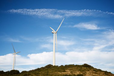 Elektrik üretimi için rüzgar türbinleri, Huesca bölgesi, Aragon, İspanya.