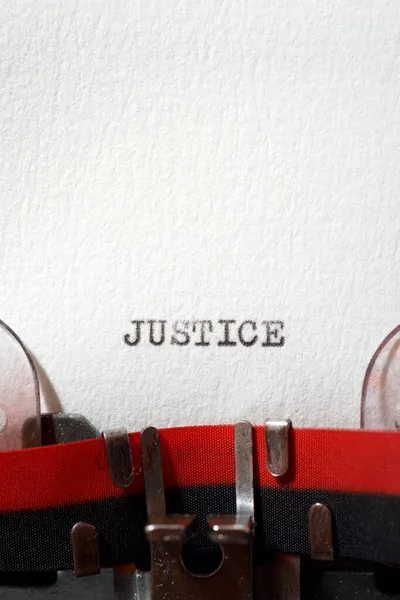 タイプライターで書かれた正義という言葉 — ストック写真