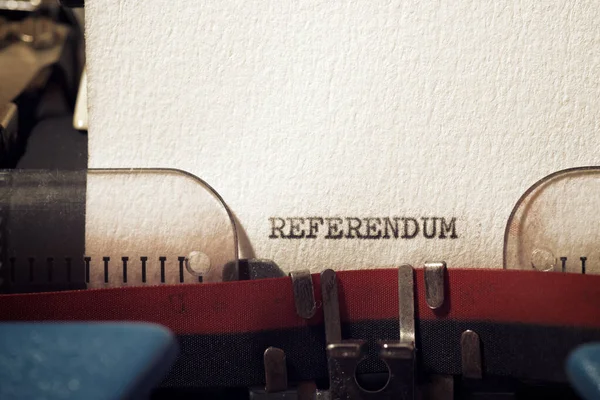 Het Woord Referendum Geschreven Met Een Typemachine — Stockfoto
