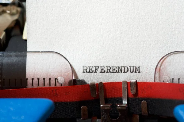 Het Woord Referendum Geschreven Met Een Typemachine — Stockfoto