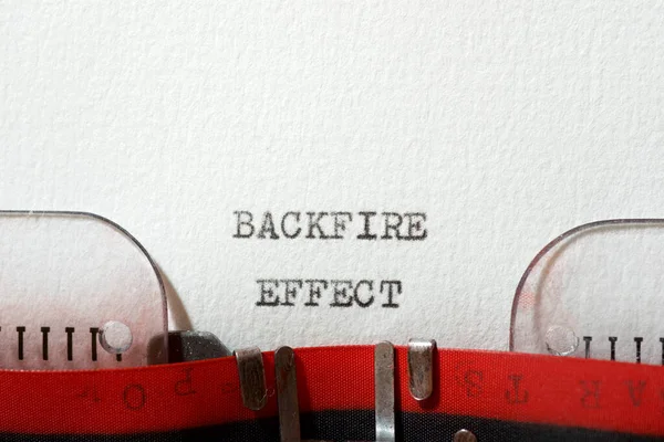 Frase Efeito Backfire Escrita Com Uma Máquina Escrever — Fotografia de Stock