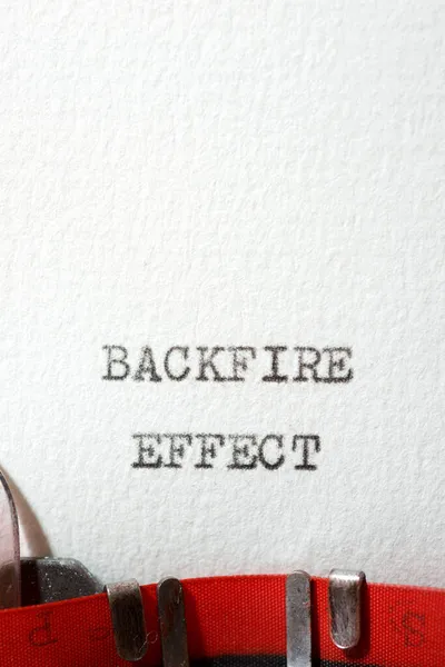 Frase Efecto Backfire Escrita Con Una Máquina Escribir — Foto de Stock