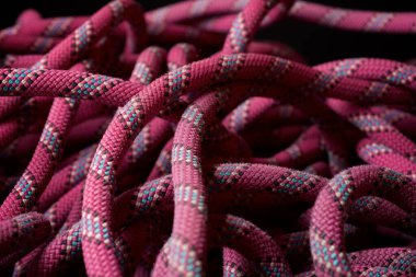 Pembe tırmanma ipi. Yaklaş..