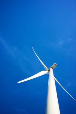 Elektrik üretimi için rüzgar türbini, Zaragoza ili, İspanya Aragon.