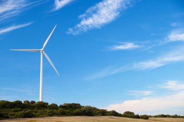 Elektrik üretimi için rüzgar türbini, Huesca ili, Aragon, İspanya.