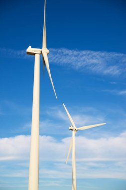 Elektrik üretimi için rüzgar türbinleri, Huesca bölgesi, Aragon, İspanya.