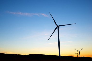 Elektrik üretimi için rüzgar türbinleri, Zaragoza ili, İspanya Aragon.