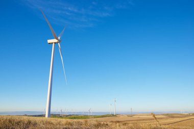 Elektrik üretimi için rüzgar türbinleri, Zaragoza ili, İspanya Aragon.