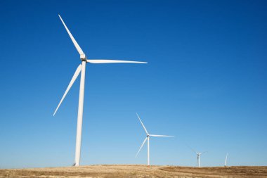 Elektrik üretimi için rüzgar türbinleri, Zaragoza ili, İspanya Aragon.