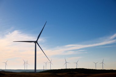 Elektrik üretimi için rüzgar türbinleri, Zaragoza ili, İspanya Aragon.