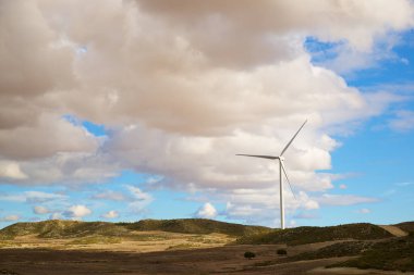 Elektrik üretimi için rüzgar türbini, Zaragoza ili, İspanya Aragon.