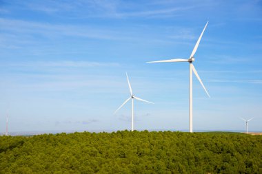 Elektrik üretimi için rüzgar türbinleri, Zaragoza ili, İspanya Aragon.