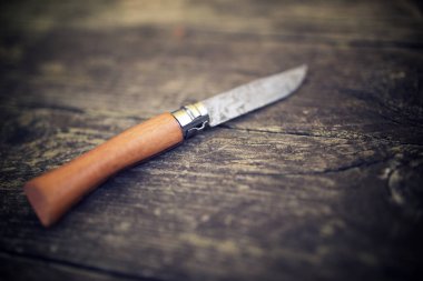 Tahta bir masada çakı..