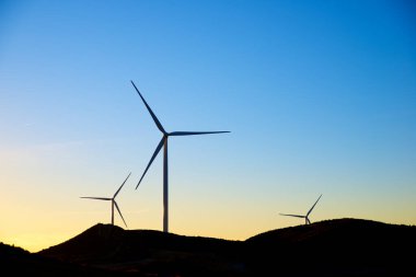 Elektrik üretimi için rüzgar türbinleri, Zaragoza ili, İspanya Aragon.