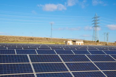 Zaragoza Eyaleti, Aragon, İspanya 'da elektrik üretimi için devasa güneş panelleri.