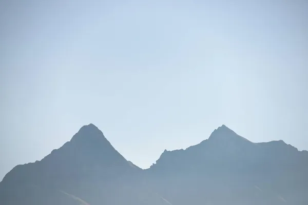 フランスのアスパバレー レスクン渓谷の岩のピークのシルエット — ストック写真