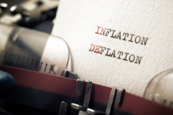 Las Palabras Inflación Deflación Escritas Con Una Máquina Escribir — Foto de Stock