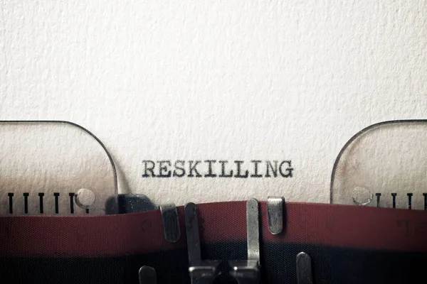 Palavra Reskilling Escrito Com Uma Máquina Escrever — Fotografia de Stock