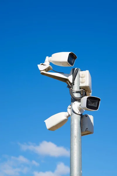 Primer Plano Las Cámaras Vigilancia Cielo Despejado —  Fotos de Stock