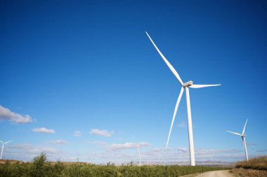 Elektrik üretimi için rüzgar türbinleri, Zaragoza ili, İspanya Aragon.