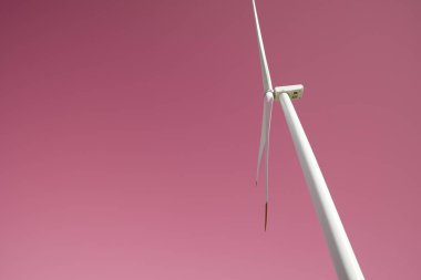 Elektrik üretimi için rüzgar türbini, Zaragoza ili, İspanya Aragon.