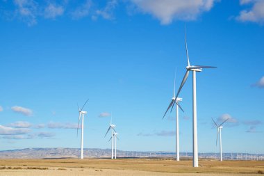 Elektrik üretimi için rüzgar türbinleri, Zaragoza ili, İspanya Aragon.