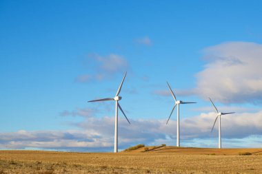 Elektrik üretimi için rüzgar türbinleri, Zaragoza ili, İspanya Aragon.