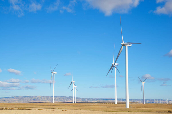 Ветряные турбины для производства электроэнергии, провинция Сарагоса, Арагон в Испании.