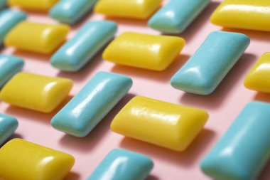 Bir masaya sakız yerleştirildi.