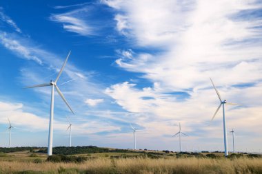 Elektrik üretimi için rüzgar türbinleri, Huesca bölgesi, Aragon, İspanya.