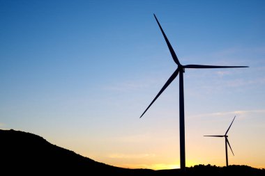 Elektrik üretimi için rüzgar türbinleri, Zaragoza ili, İspanya Aragon.