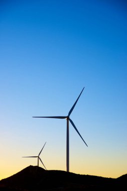 Elektrik üretimi için rüzgar türbinleri, Zaragoza ili, İspanya Aragon.