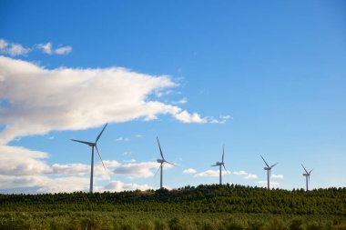 Elektrik üretimi için rüzgar türbinleri, Zaragoza ili, İspanya Aragon.