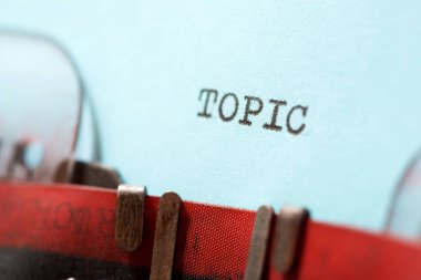 Bir daktilo ile yazılmış konu sözcüğü.