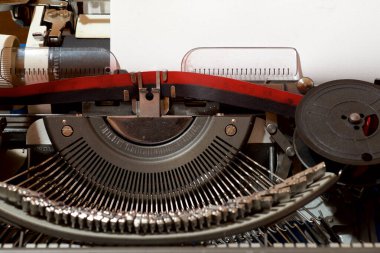 Masadaki eski daktilo.