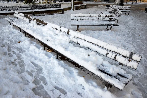 Bancos Madeira Cobertos Neve Nos Pirinéus Cidade Jaca Espanha — Fotografia de Stock