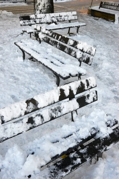 Bancos Madeira Cobertos Neve Nos Pirinéus Cidade Jaca Espanha — Fotografia de Stock