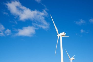 Elektrik üretimi için rüzgar türbinleri, Zaragoza ili, İspanya Aragon.