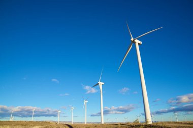 Elektrik üretimi için rüzgar türbinleri, Zaragoza ili, İspanya Aragon.