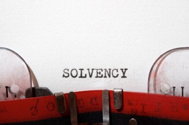 Bir daktilo ile yazılmış çözücü metin.