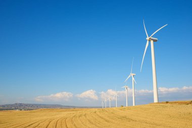 Elektrik üretimi için rüzgar türbinleri, Zaragoza ili, İspanya Aragon.