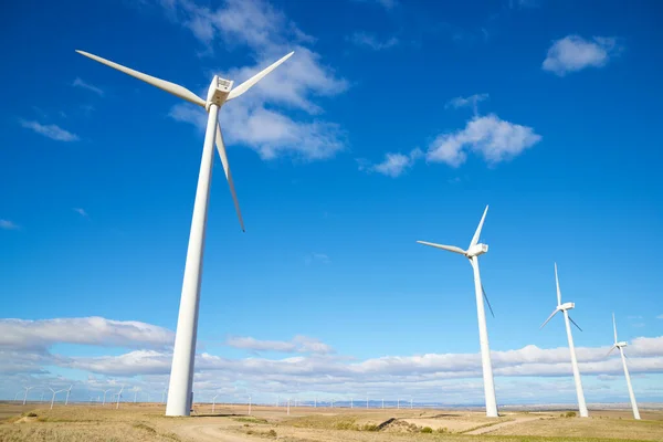 スペインのサラゴサ県アラゴン州の電力生産のための風力タービン — ストック写真