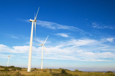 Elektrik üretimi için rüzgar türbinleri, Huesca bölgesi, Aragon, İspanya.