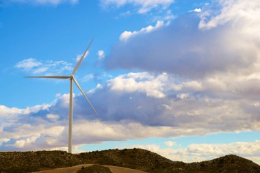 Elektrik üretimi için rüzgar türbini, Zaragoza ili, İspanya Aragon.