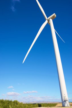 Elektrik üretimi için rüzgar türbini, Zaragoza ili, İspanya Aragon.