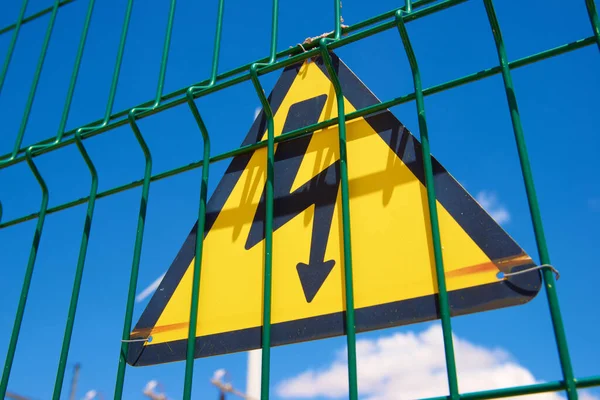 金属栅栏上的电气危险标志 — 图库照片