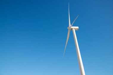 Elektrik üretimi için rüzgar türbini, Zaragoza ili, İspanya Aragon.