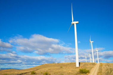 Elektrik üretimi için rüzgar türbinleri, Zaragoza ili, İspanya Aragon.