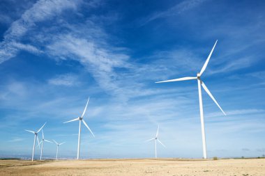 Elektrik üretimi için rüzgar türbinleri, Zaragoza ili, İspanya Aragon.